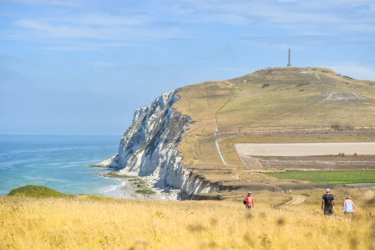 Randonnée sur les falaises du Cap Blanc-Nez avec vue sur la mer et l'obélisque, dans le Pas-de-Calais