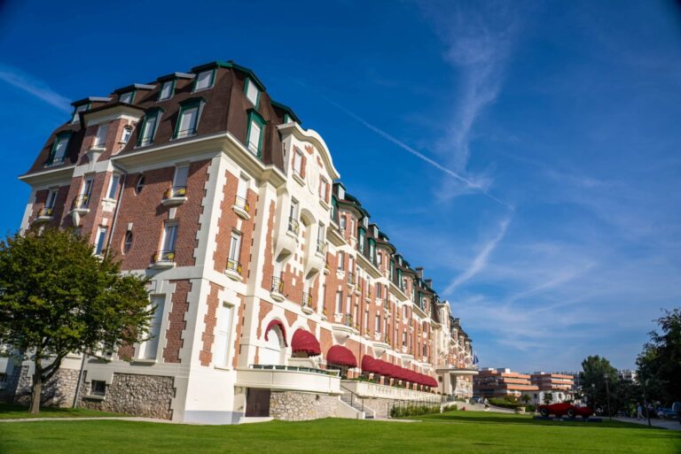 Bâtiment rouge représentant l'hôtel Westminster sous un ciel bleu