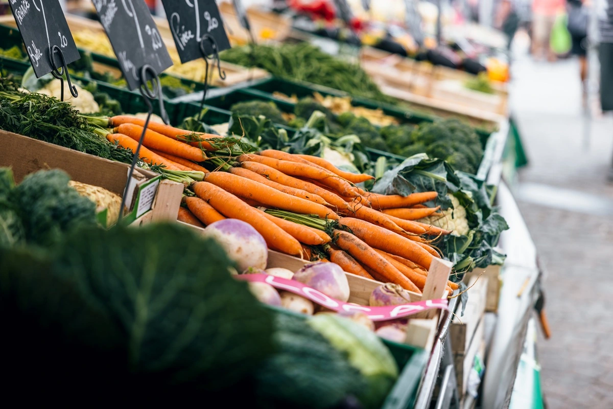 Marché hebdomadaire avec étals de légumes et produits locaux