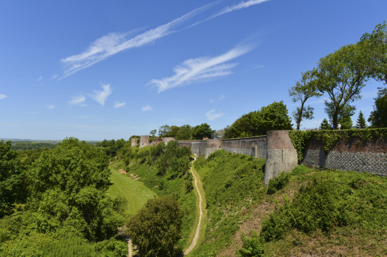 Citadelle de Montreuil-sur-Mer dans les Hauts-de-France, forteresse médiévale avec remparts en pierre, site touristique historique du Pas-de-Calais
