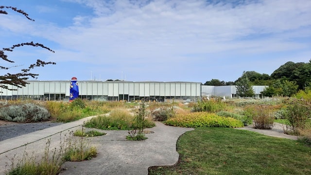 Vue du Louvre Lens depuis le parc