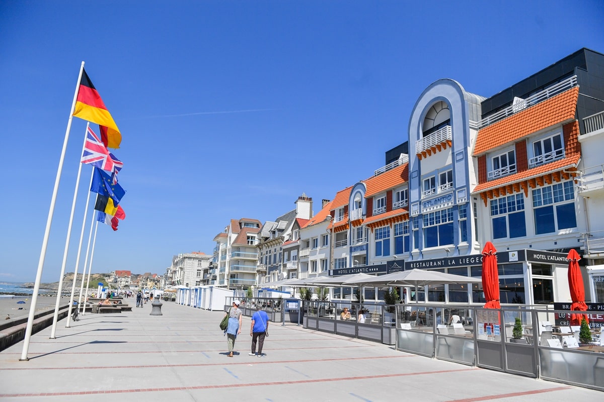 couple qui se promène sur la digue de wimereux