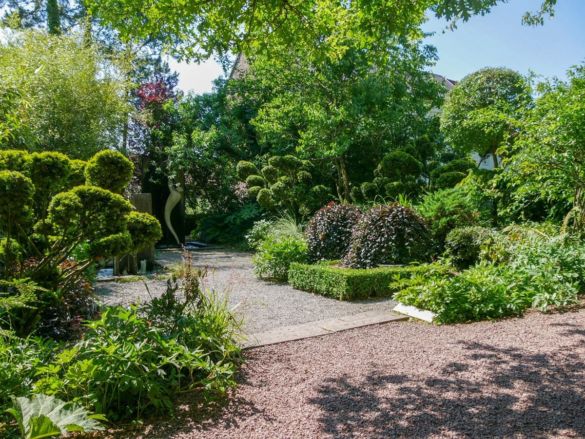 Chemins gravillonnés et aménagements paysagers variés aux Jardins de Séricourt