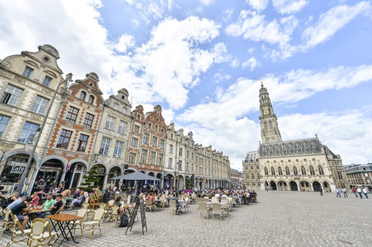 les terrasses des restaurants sur la grand place d'arras et son beffroi