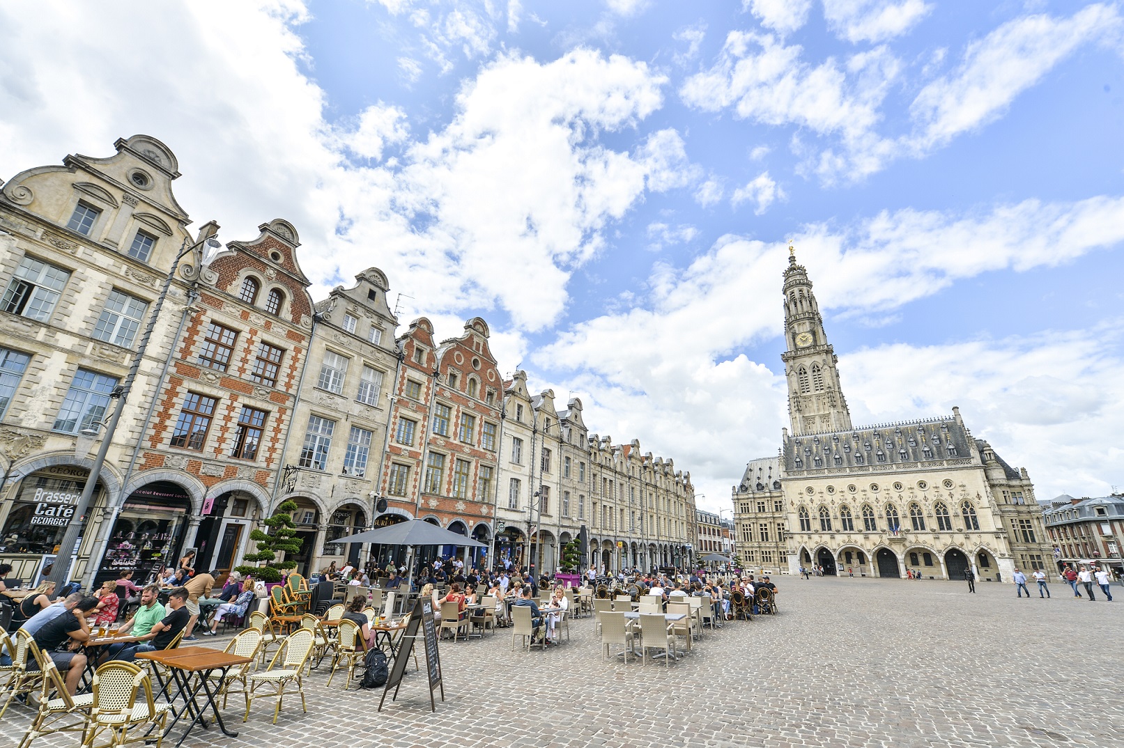 les terrasses des restaurants sur la grand place d'arras et son beffroi