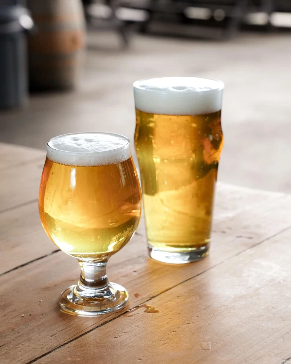 2 verres de bières sur une table