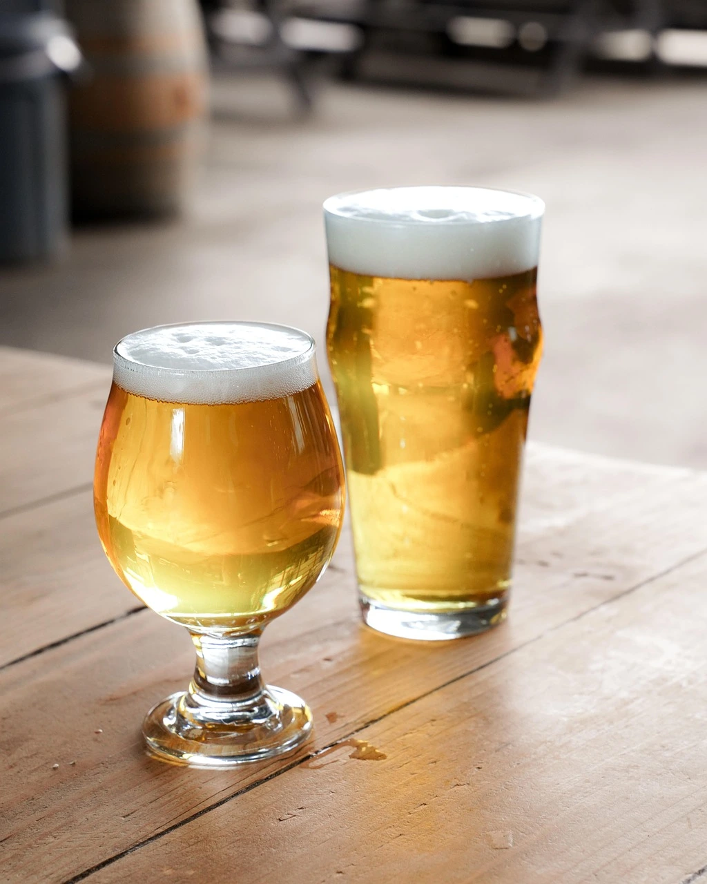 2 verres de bières sur une table