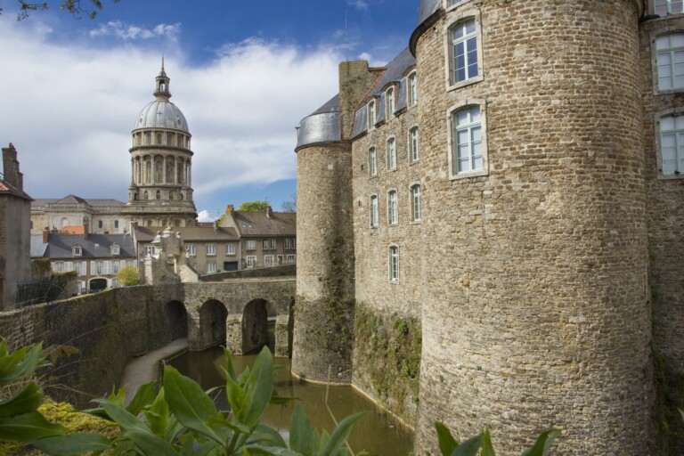 la boulogne basilique Notre Dame et la façade de côte du château musée