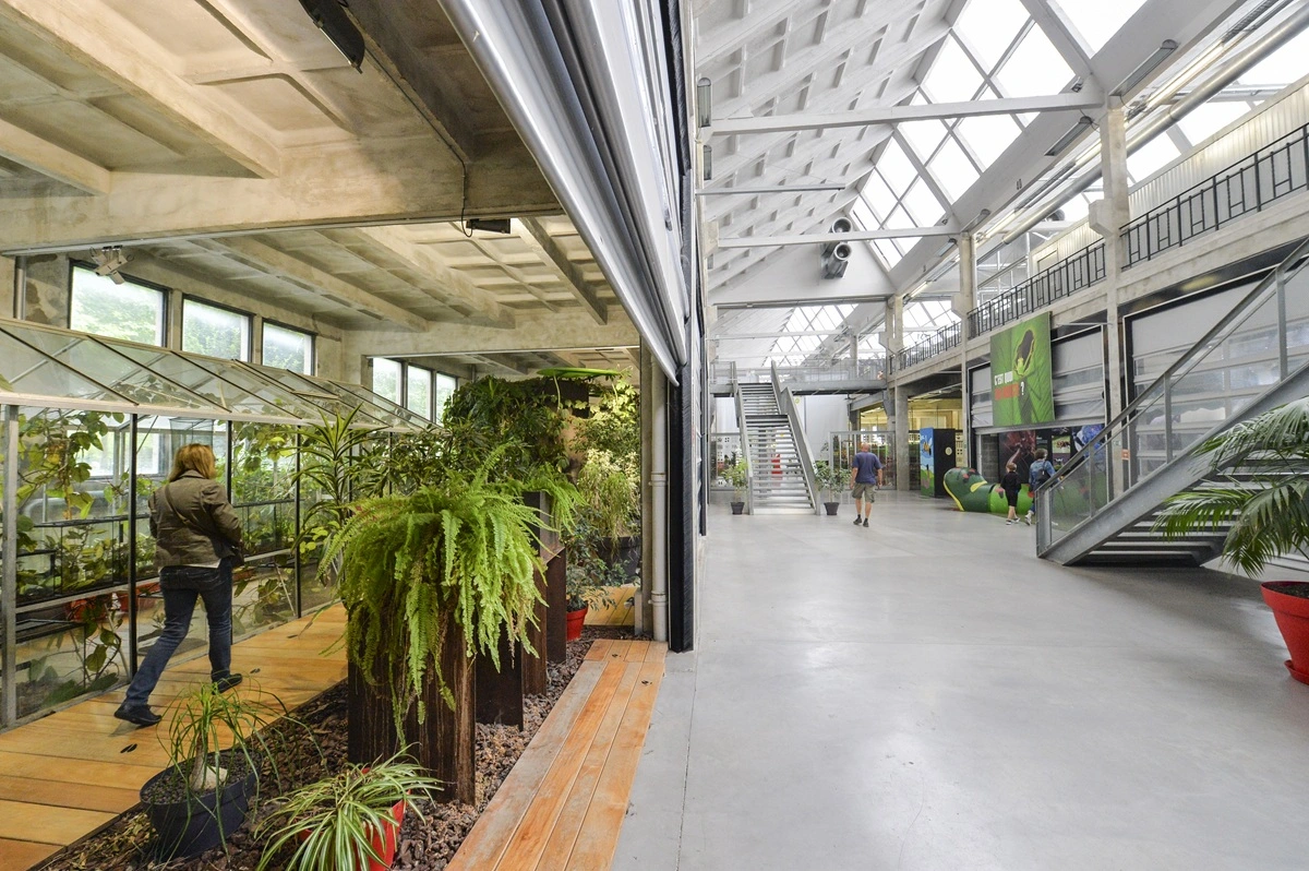 exposition de végétaux dans cité nature
