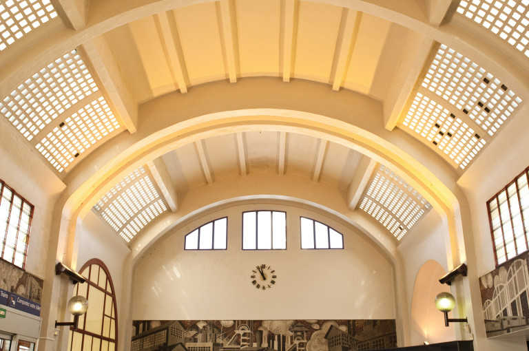 plafond en voûte de l'intérieur de la gare de lens
