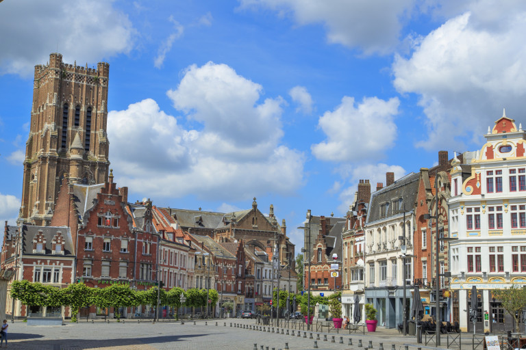 la place de béthune avec le beffroi au fond à gauche et de grandes maison sur la droite